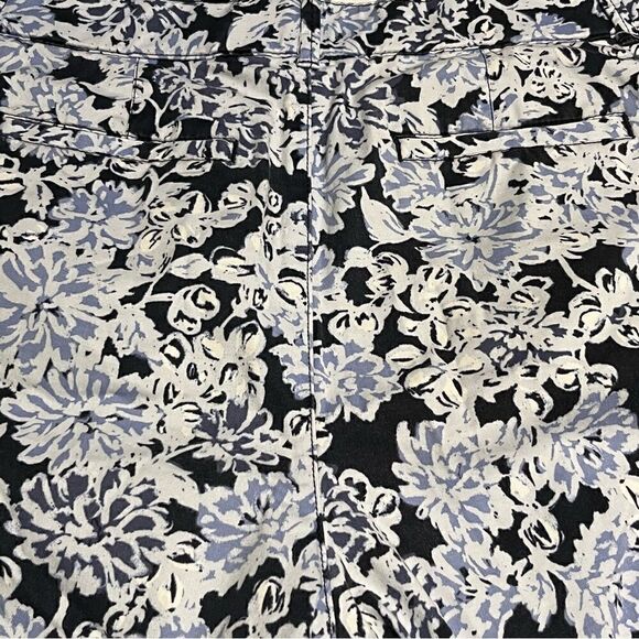 Croft and Barrow Blue Floral Shorts Size 12 - Picture 6 of 8